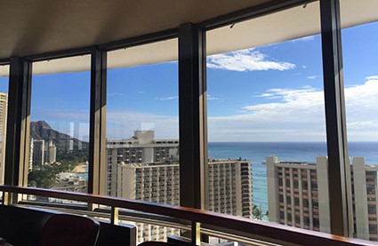 街並みを一望しながら 映画をテーマにしたカクテルを楽しむ! -Top of Waikiki