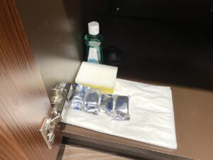 グランド・アイランダーのペントハウス3605号室のキッチンシンクにある食器洗い用の洗剤など
